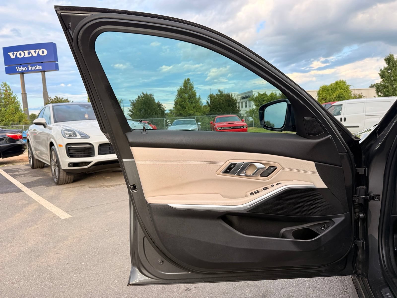 Used 2020 BMW 330i Sedan w/ M Sport Package RWD image 17