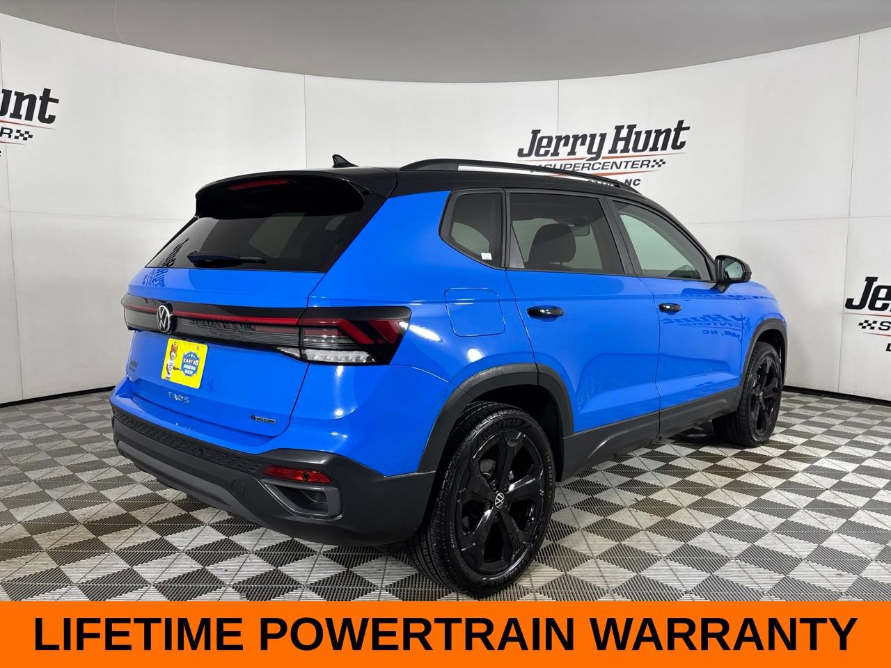Used 2025 Volkswagen Taos SE AWD/4WD image 5