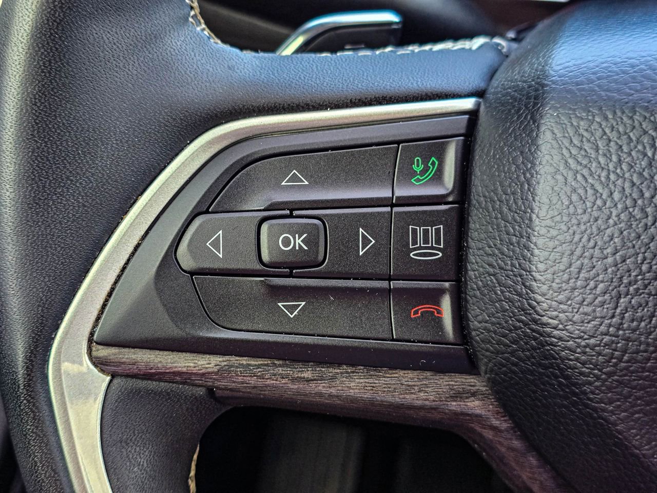 Used 2023 Jeep Grand Cherokee Limited w/ MOPAR Finishing Package AWD/4WD image 22
