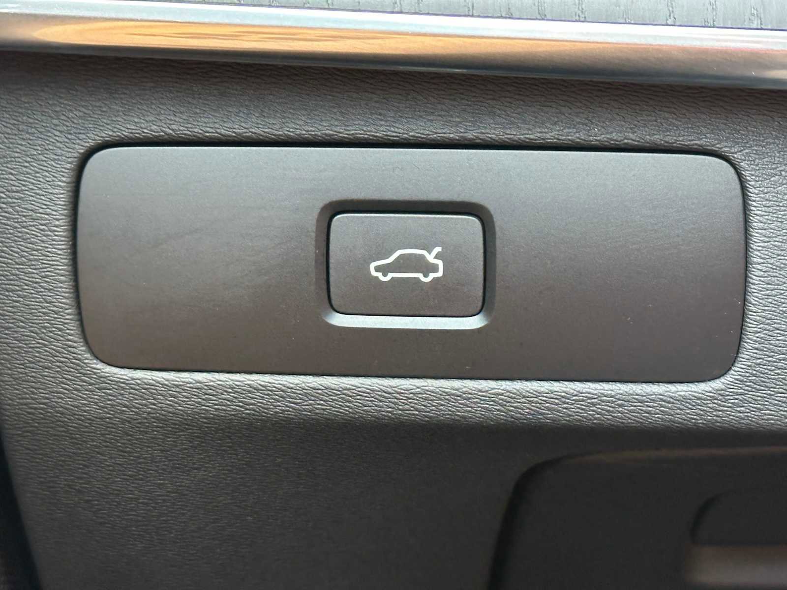 Used 2025 Volvo XC90 B6 Ultra w/ Lounge Package image 33