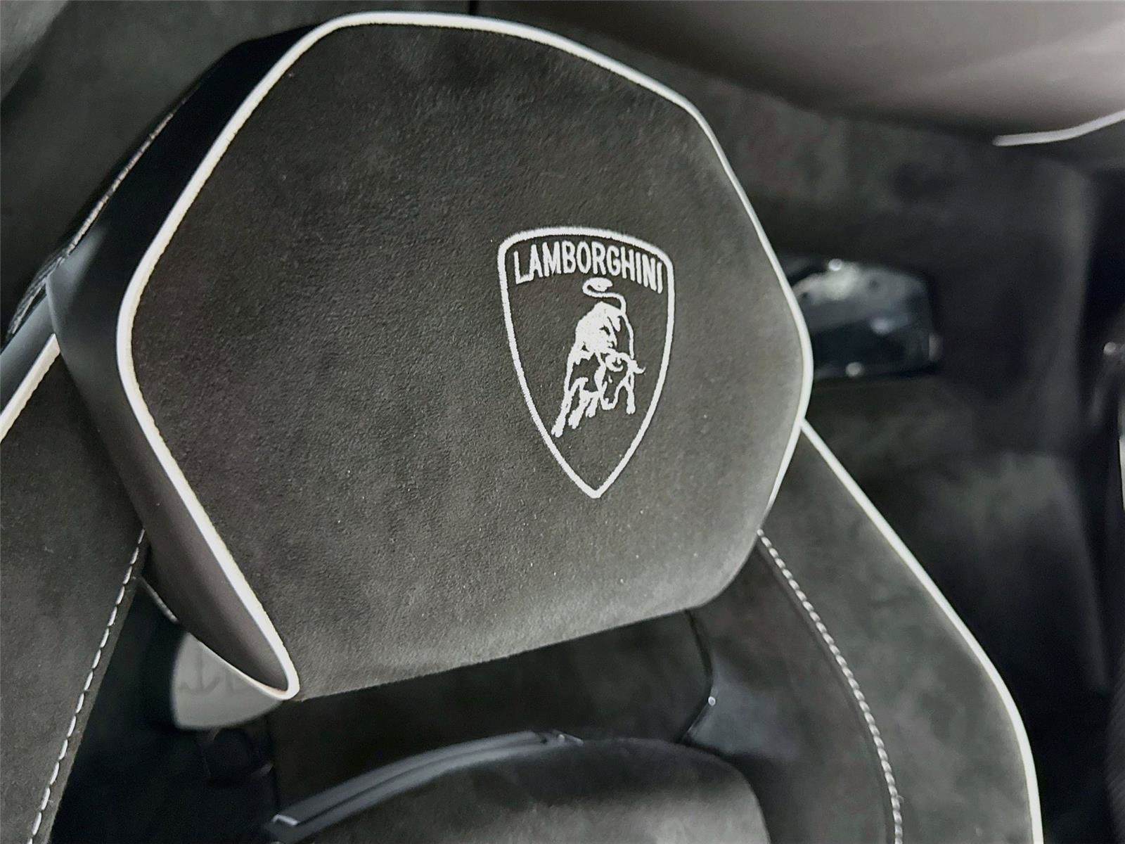 Used 2020 Lamborghini Aventador SVJ AWD/4WD image 32