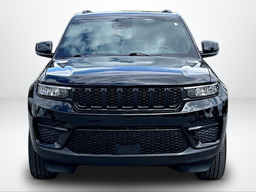 Used 2023 Jeep Grand Cherokee Altitude AWD/4WD image 4