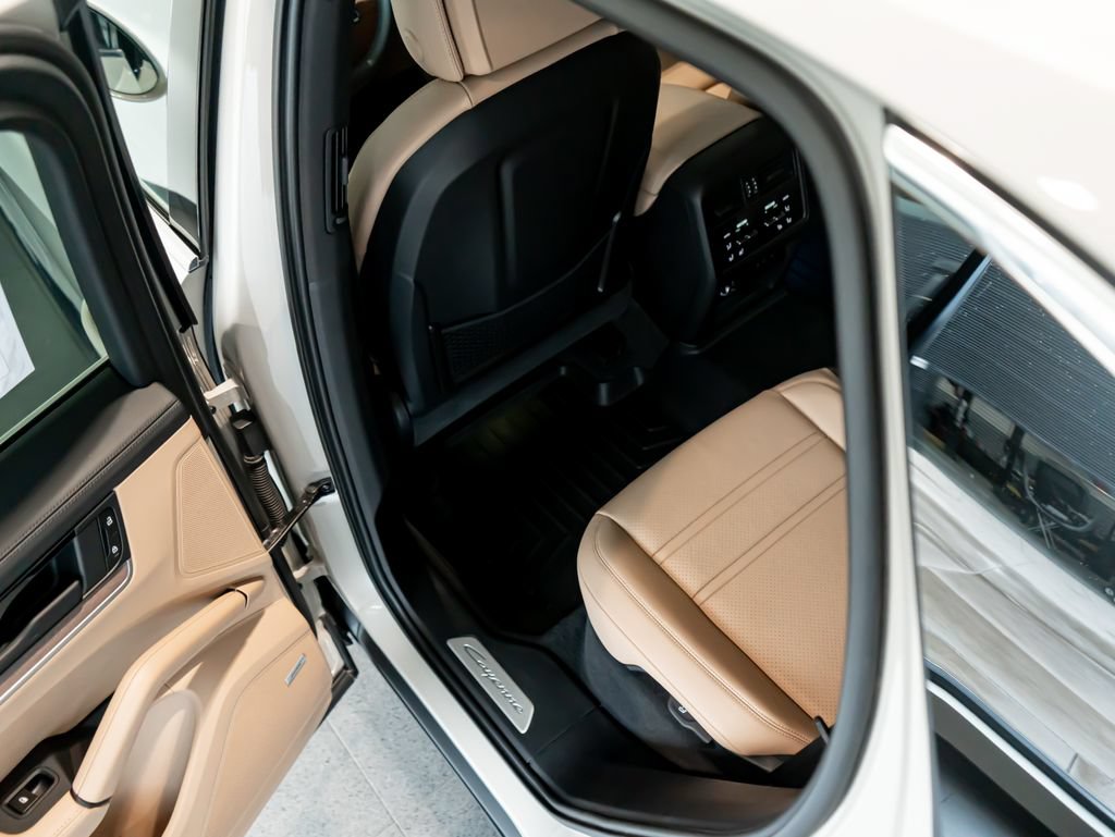 Certified 2025 Porsche Cayenne AWD/4WD image 24