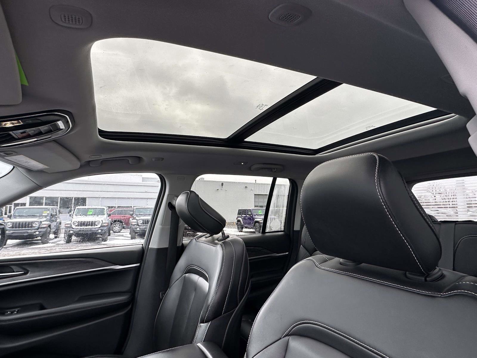 Used 2023 Jeep Grand Cherokee Limited image 21