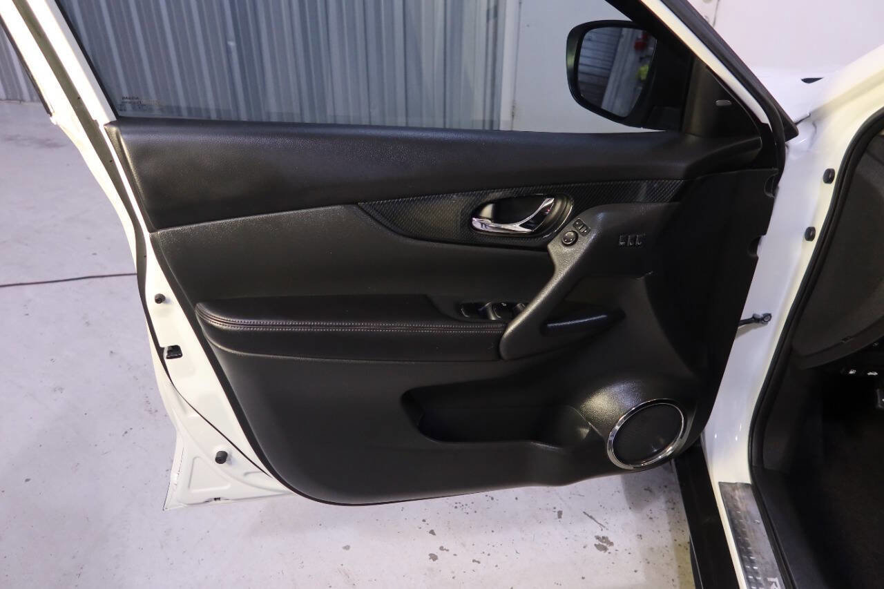 Used 2017 Nissan Rogue SL w/ SL Premium Package image 32