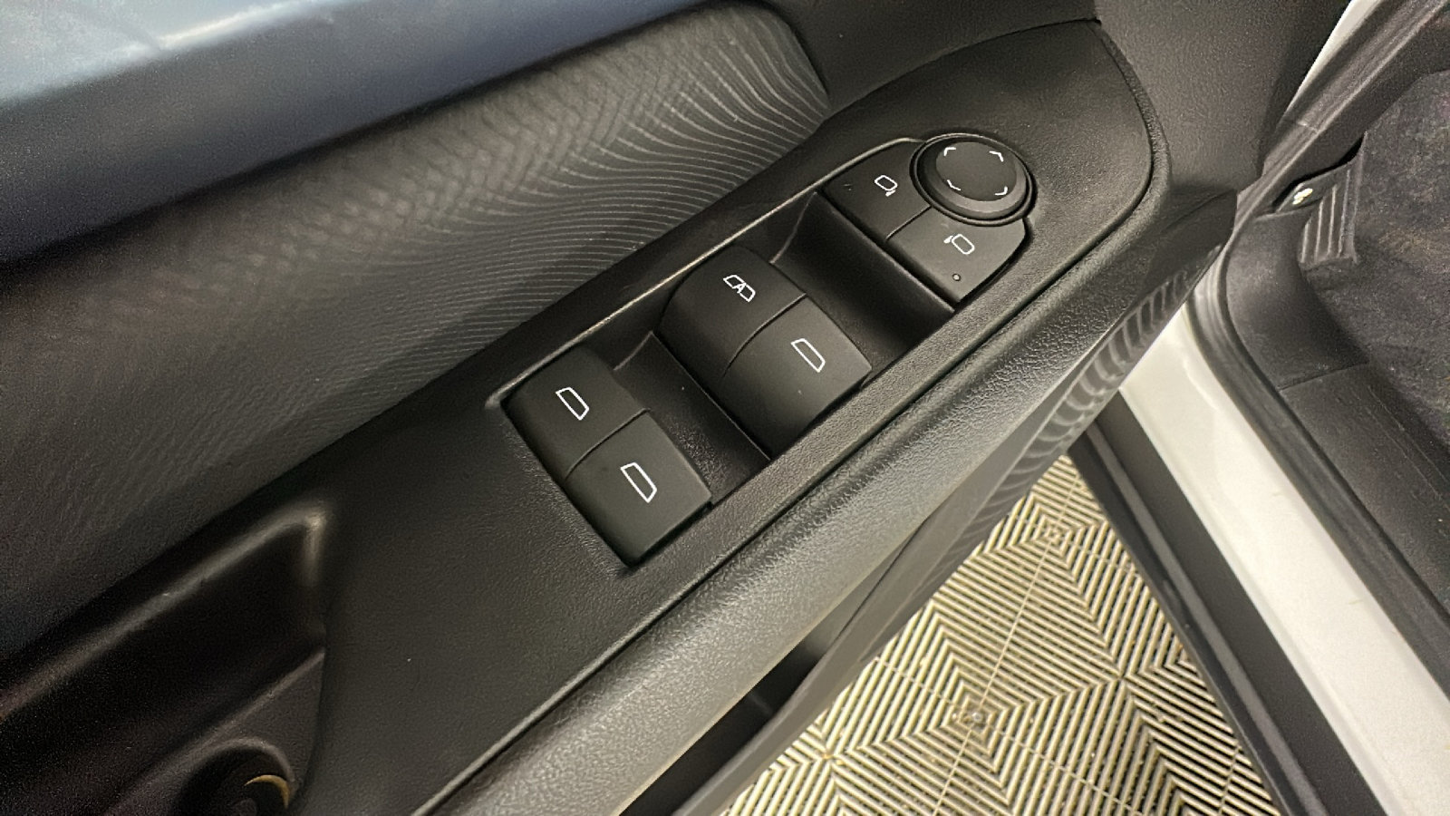 Used 2024 Chevrolet Equinox EV LT FWD image 12