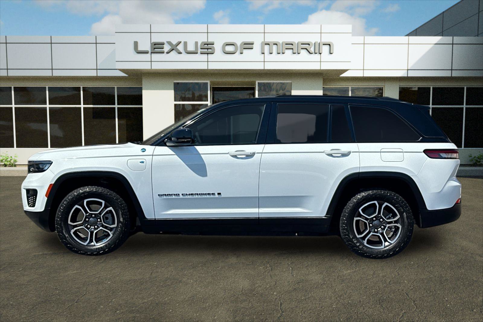 Used 2023 Jeep Grand Cherokee Trailhawk AWD/4WD image 2