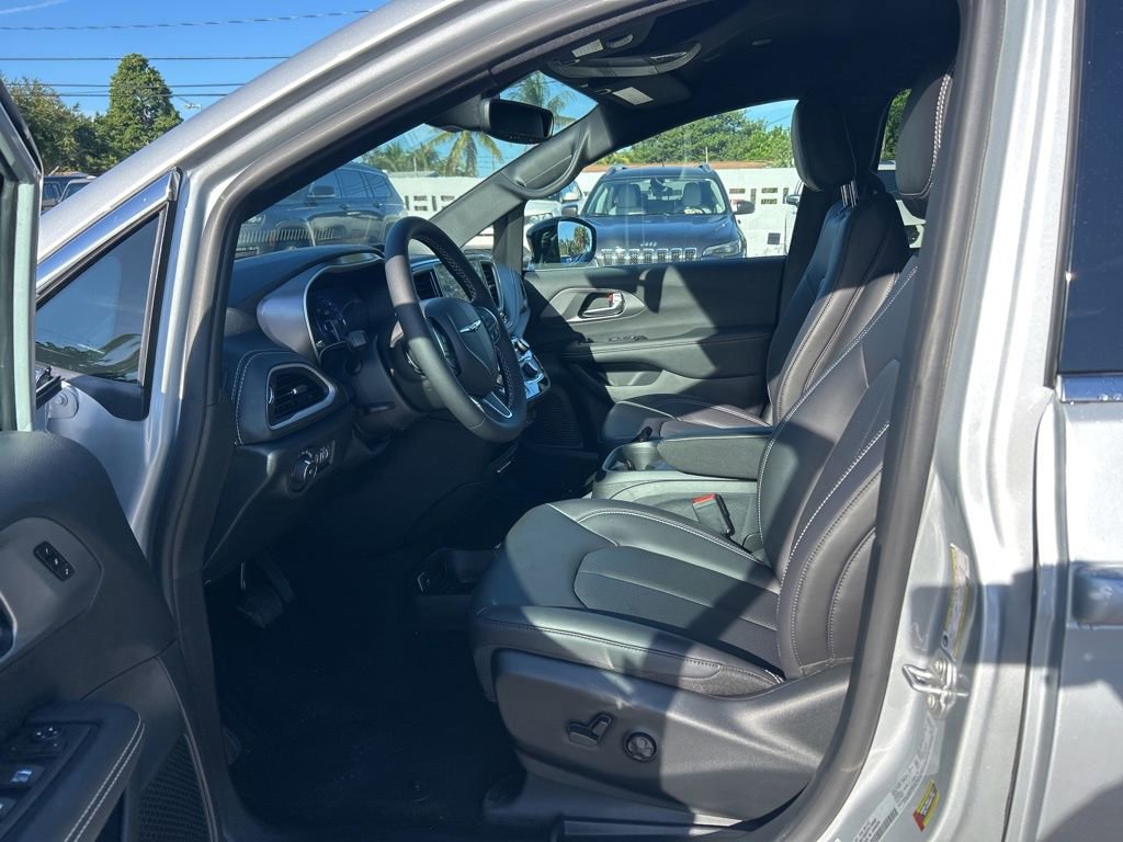 New 2026 Chrysler Pacifica Select image 9
