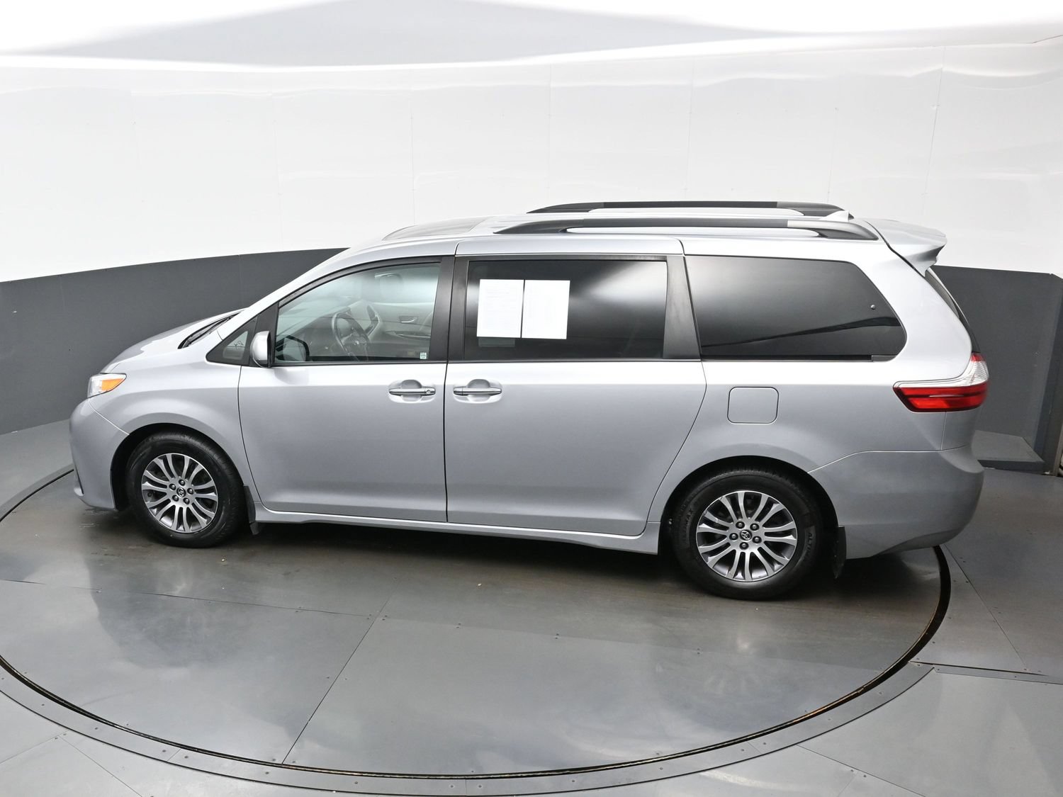 Used 2018 Toyota Sienna XLE FWD image 39