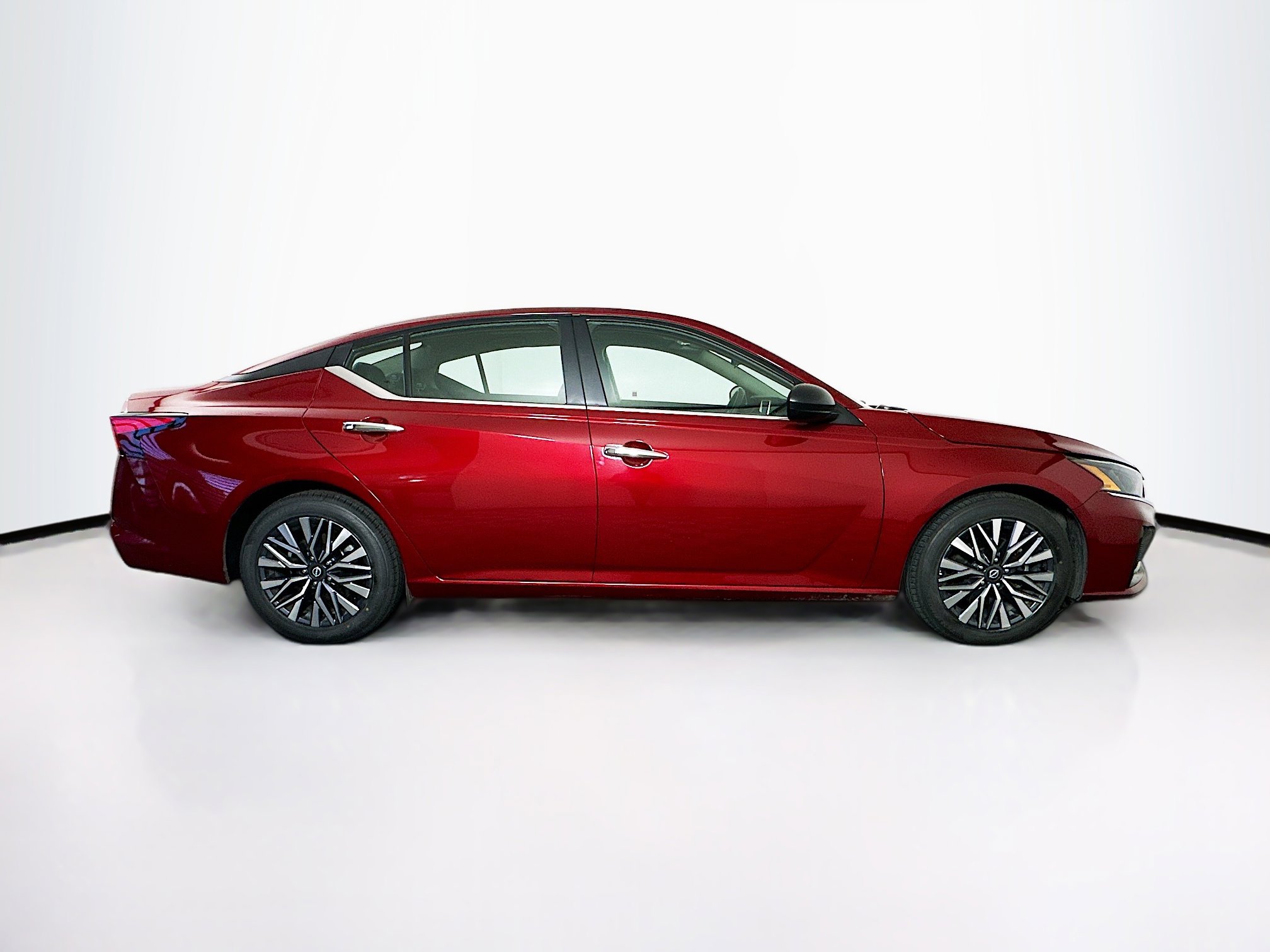 Used 2025 Nissan Altima 2.5 SV image 10