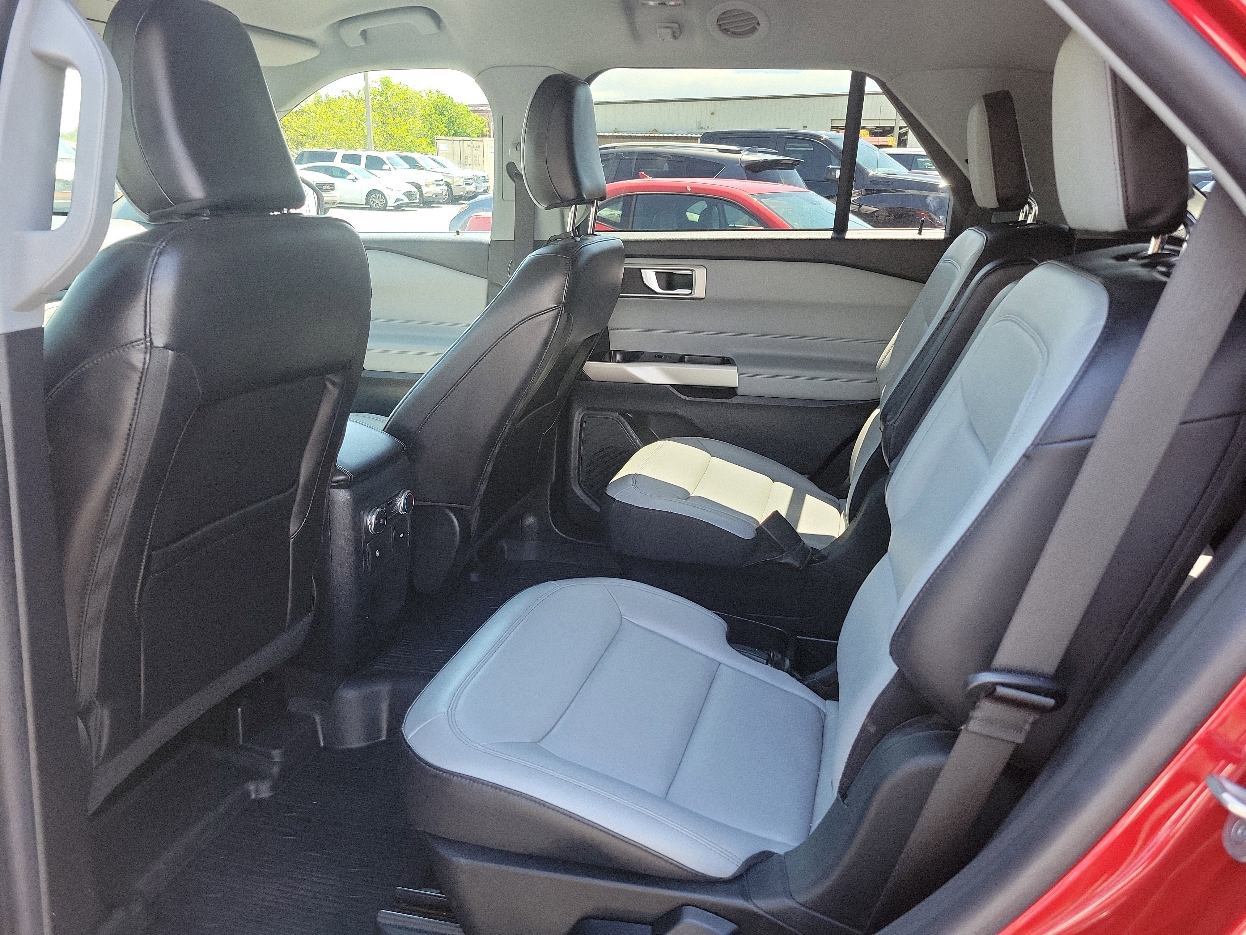 Used 2021 Ford Explorer XLT w/ Equipment Group 202A RWD image 18