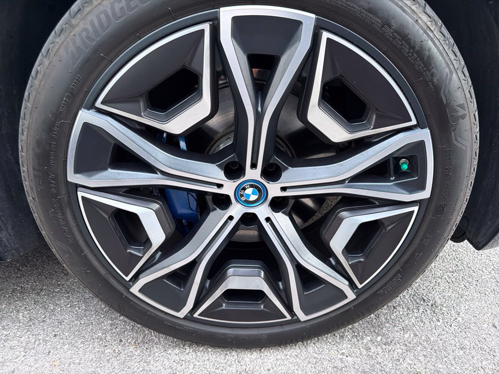 Certified 2024 BMW iX xDrive50 w/ Premium Package AWD/4WD image 5
