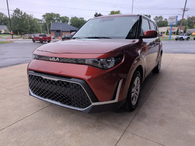 Used 2025 Kia Soul LX FWD image 3