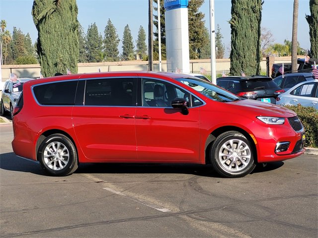 New 2026 Chrysler Pacifica Select image 3