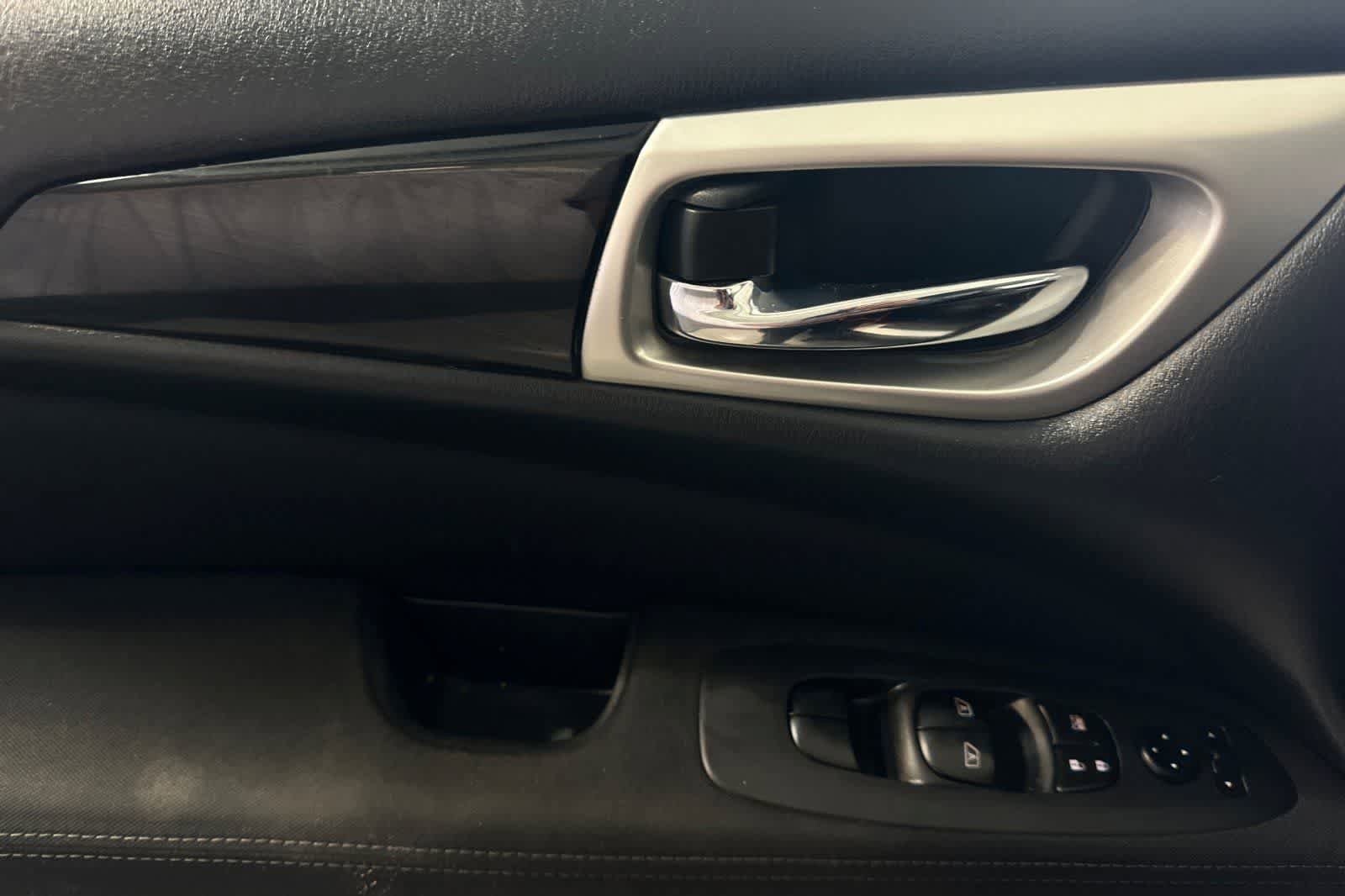 Used 2017 Nissan Pathfinder SV image 13