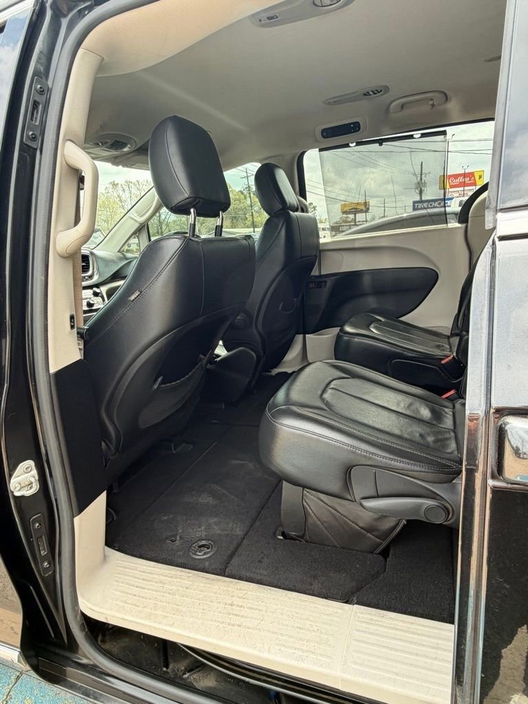 Used 2019 Chrysler Pacifica Touring-L image 12