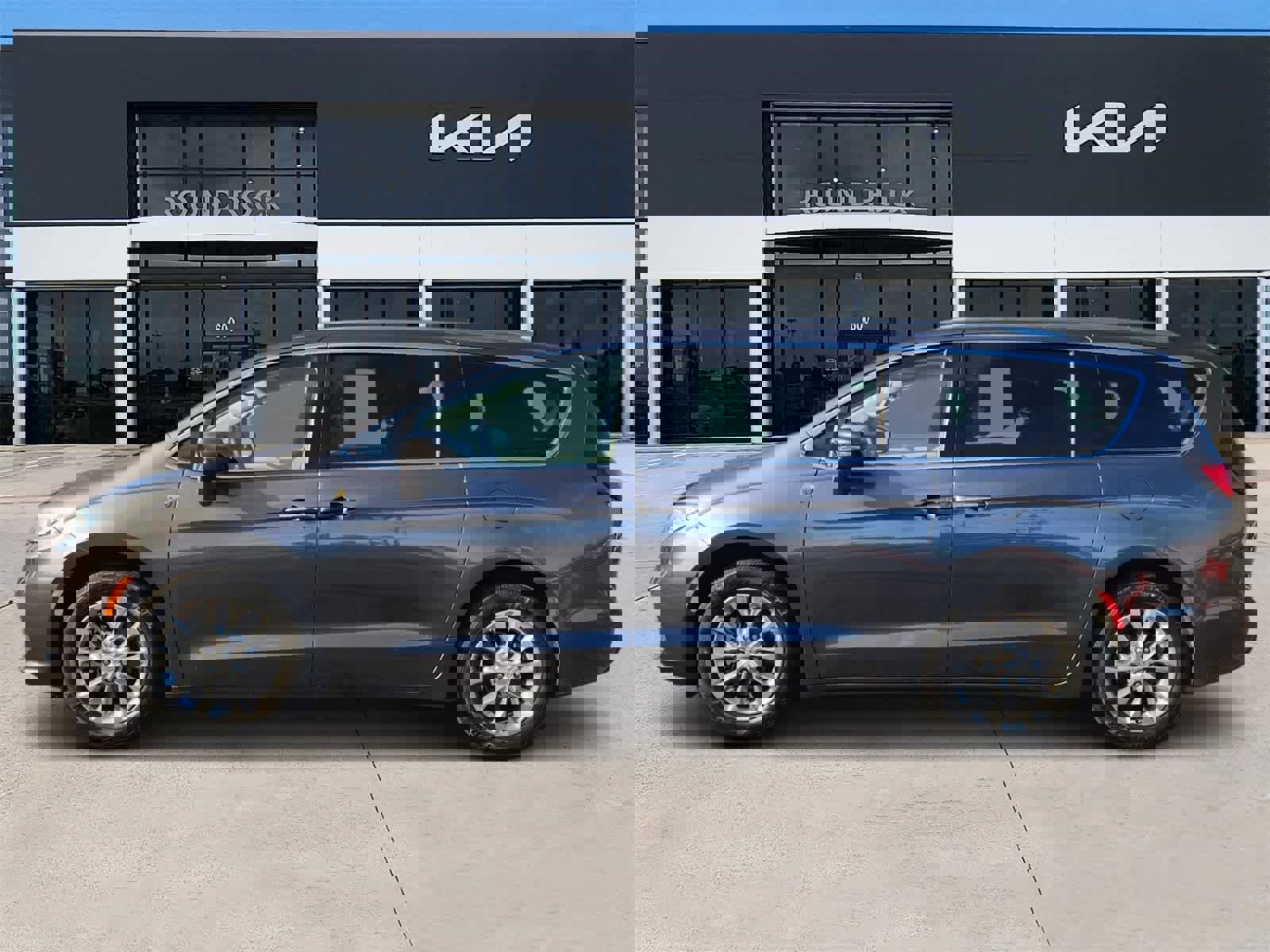 Used 2021 Chrysler Pacifica Touring-L image 4