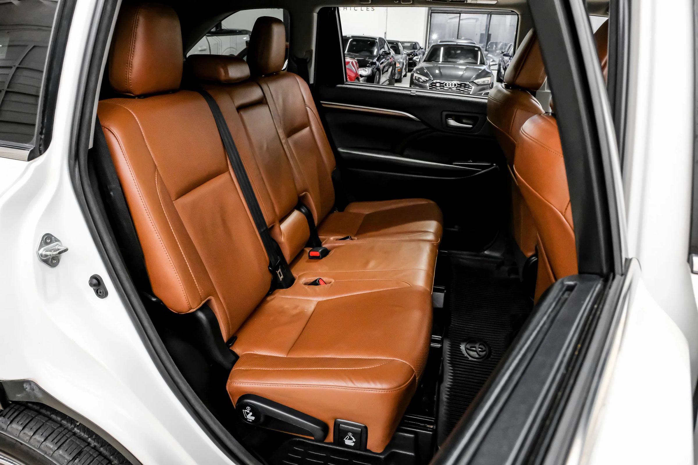 Used 2018 Toyota Highlander Limited FWD image 46