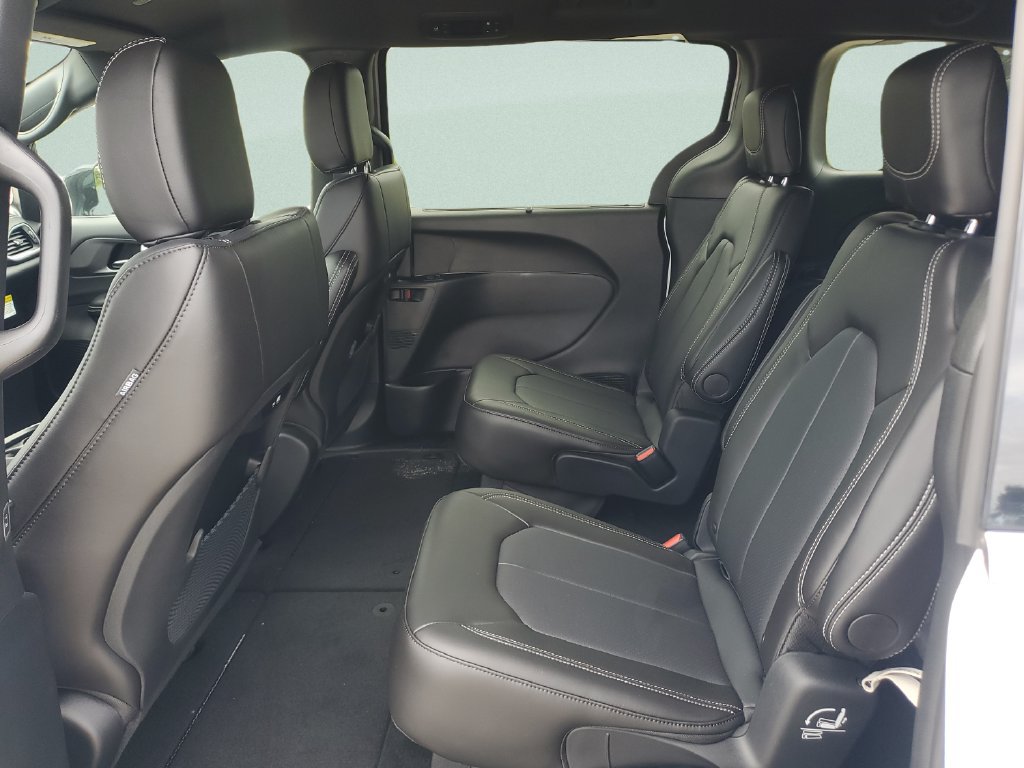 New 2026 Chrysler Pacifica Select FWD image 10