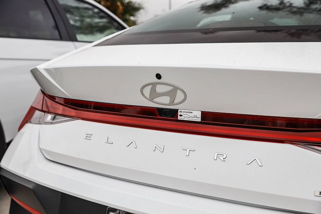 Certified 2025 Hyundai Elantra Limited FWD image 8
