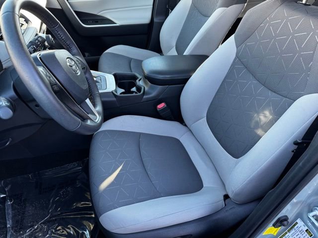 Used 2021 Toyota RAV4 XLE w/ Convenience Package image 5