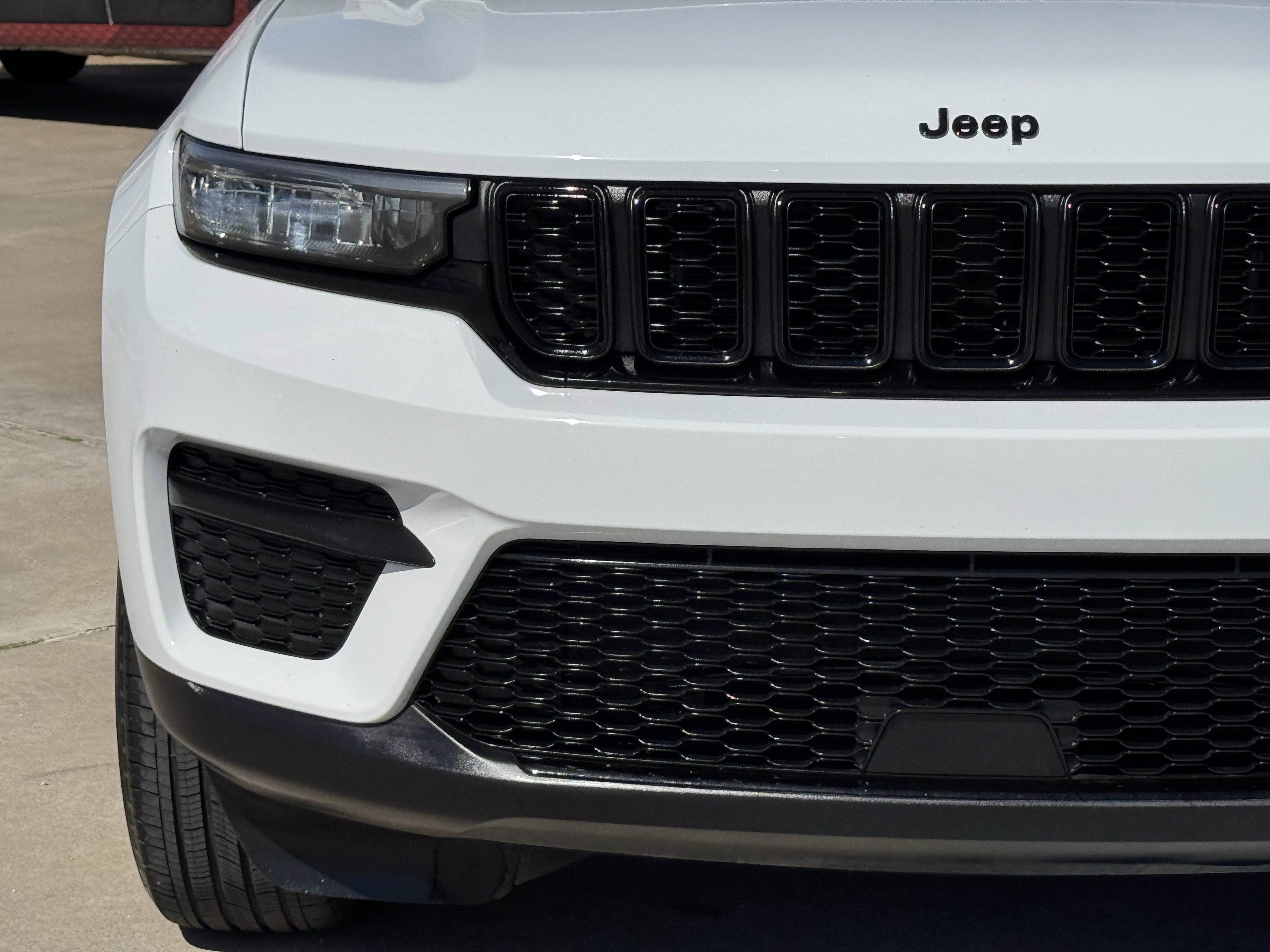 Used 2025 Jeep Grand Cherokee Altitude image 6