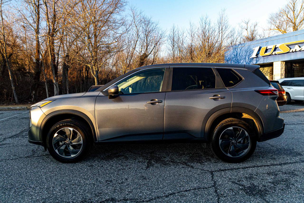 Used 2024 Nissan Rogue SV image 3