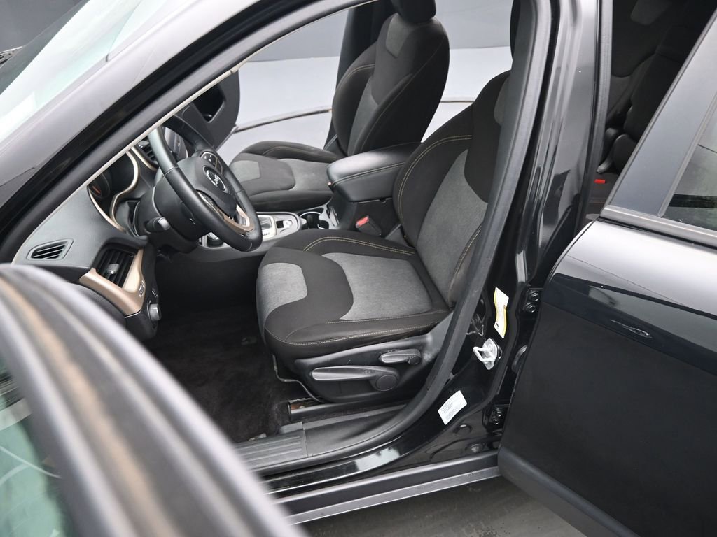 Used 2017 Jeep Cherokee Altitude image 11