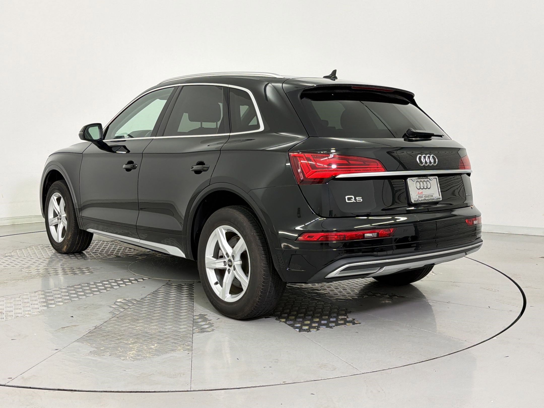 Used 2023 Audi Q5 2.0T Premium w/ Convenience Package AWD/4WD image 3