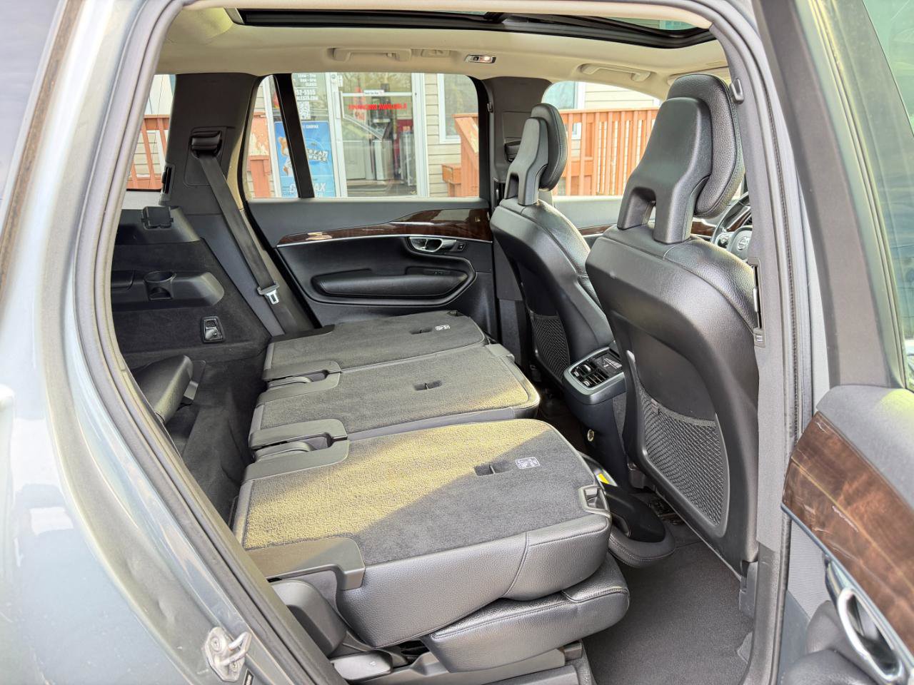 Used 2016 Volvo XC90 T6 Momentum w/ Momentum Plus Package AWD/4WD image 40