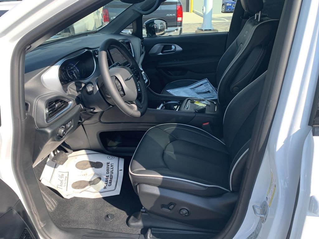 New 2026 Chrysler Pacifica Limited w/ Uconnect Theater Family Group AWD/4WD image 15