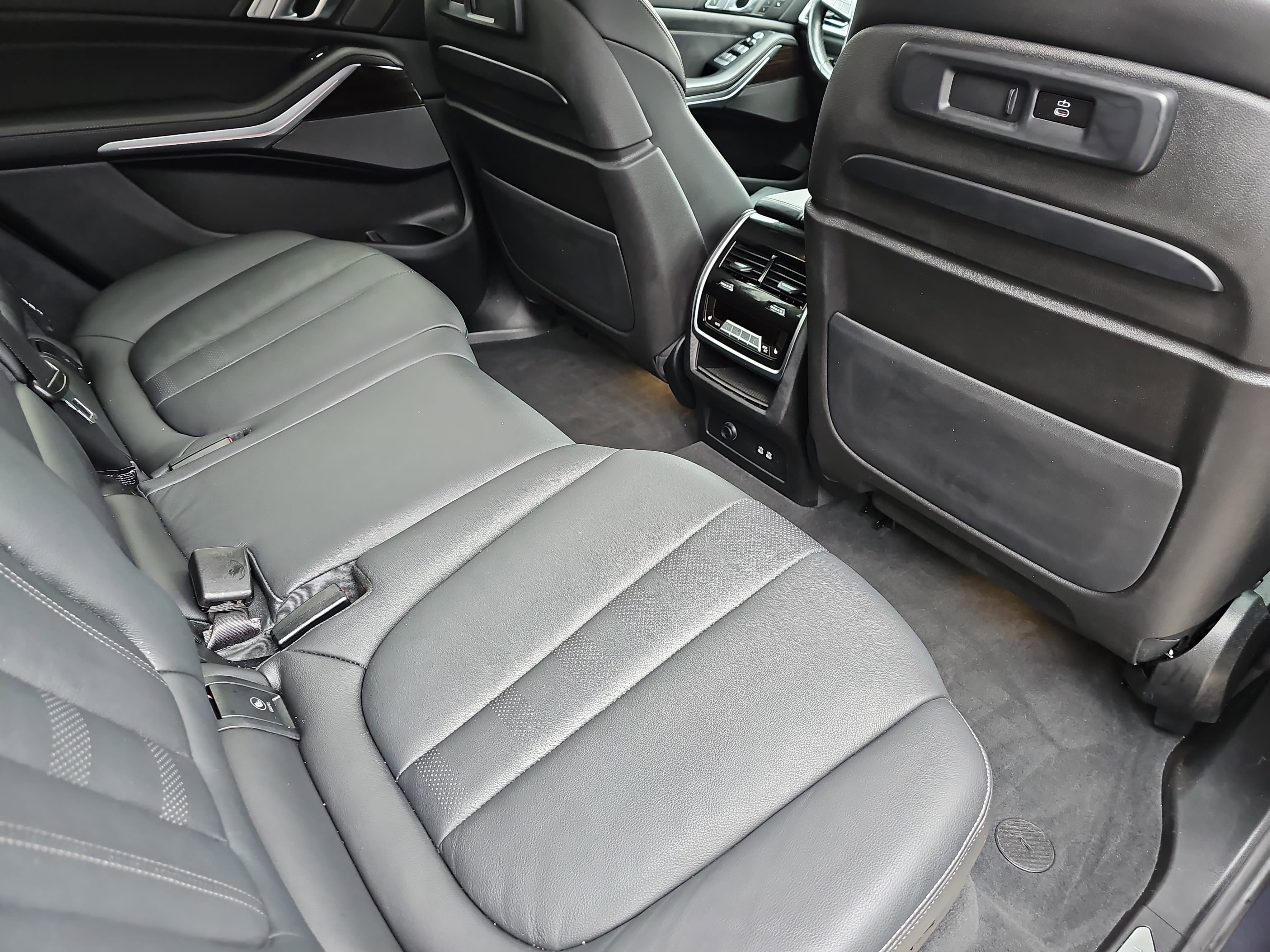 Used 2020 BMW X7 xDrive40i w/ Cold Weather Package image 11