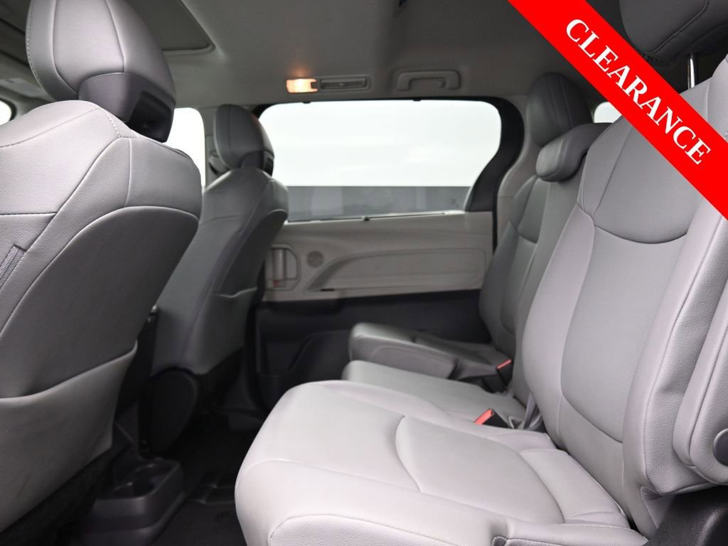 Used 2022 Toyota Sienna XLE image 14