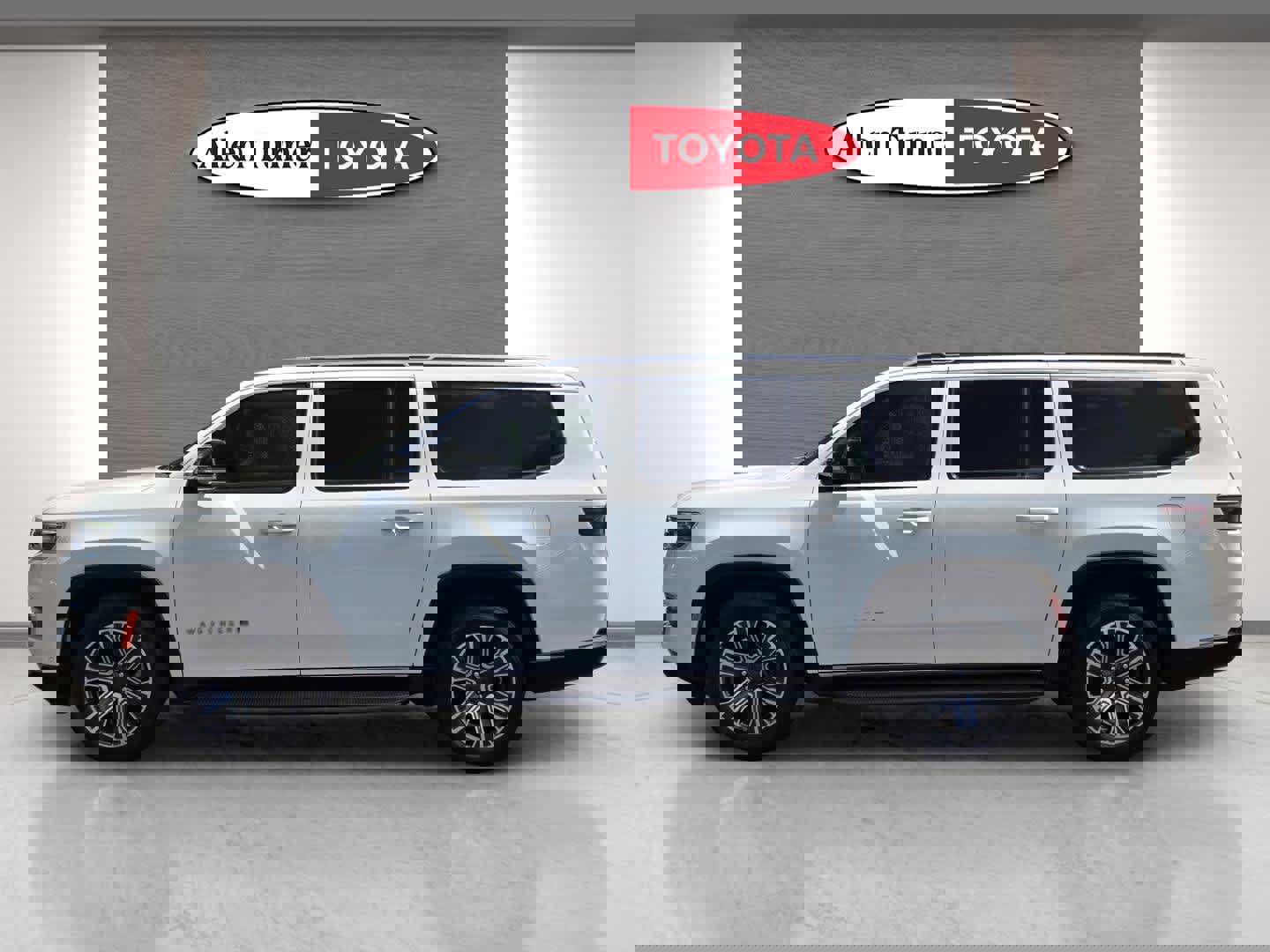 Used 2024 Jeep Wagoneer L Series II image 10