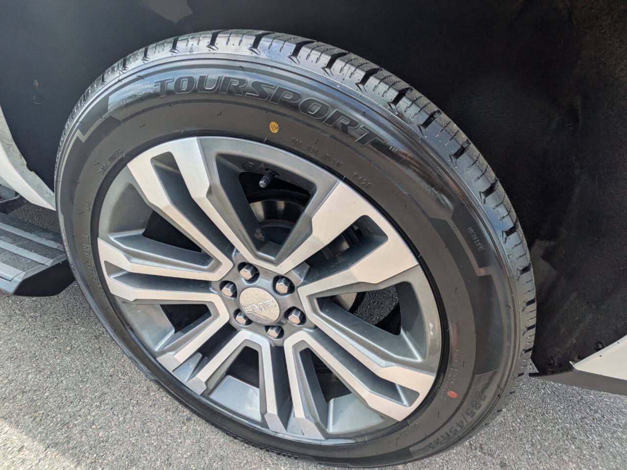 Used 2019 GMC Yukon XL Denali w/ Denali Ultimate Package AWD/4WD image 9