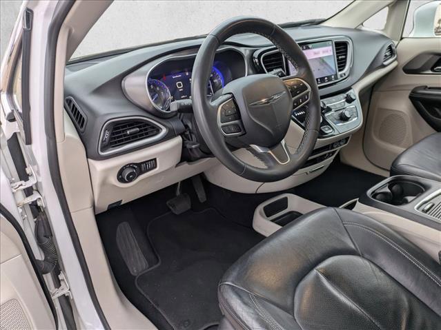 Used 2022 Chrysler Pacifica Touring-L image 9