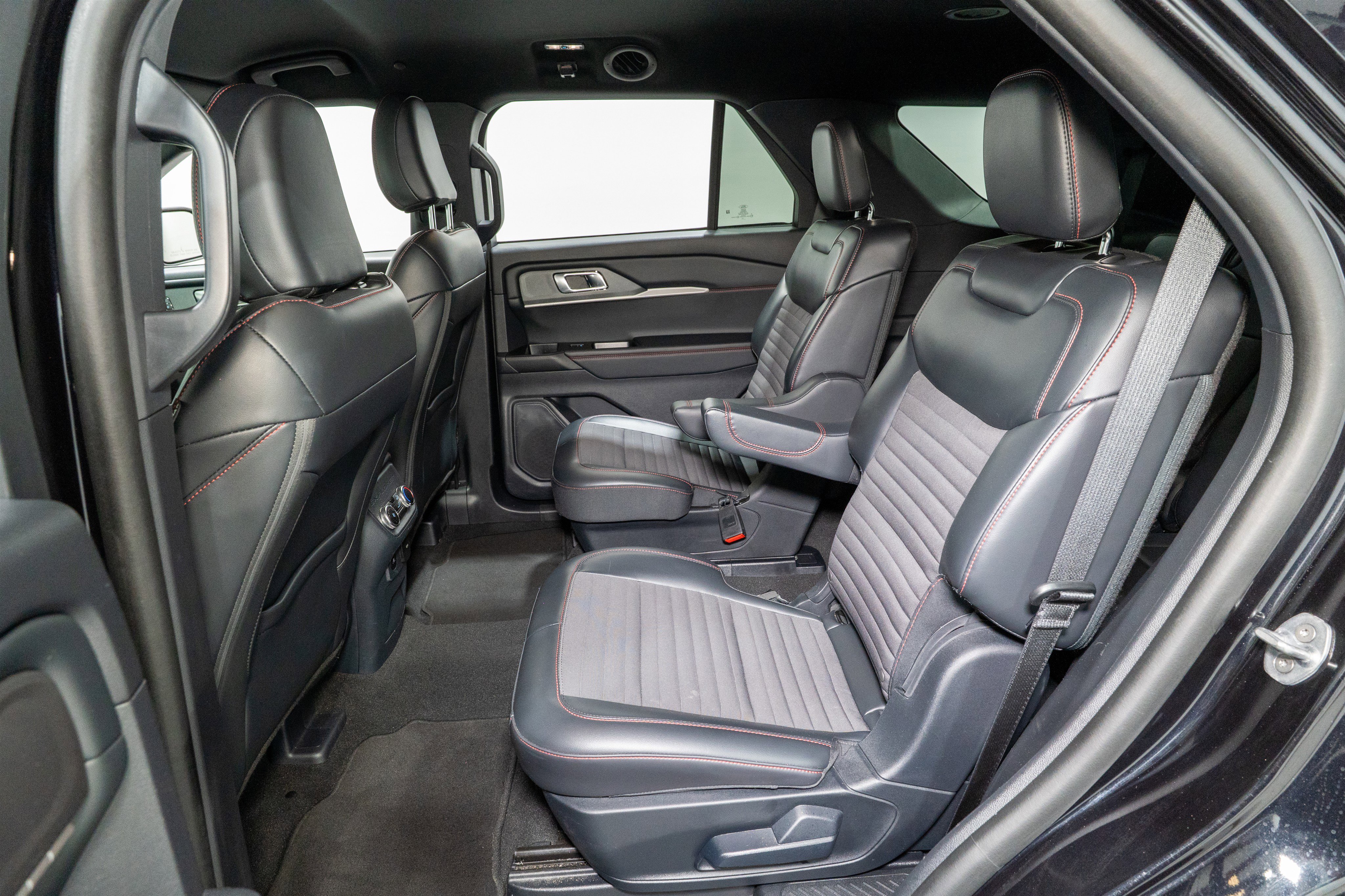 Used 2025 Ford Explorer ST-Line image 32