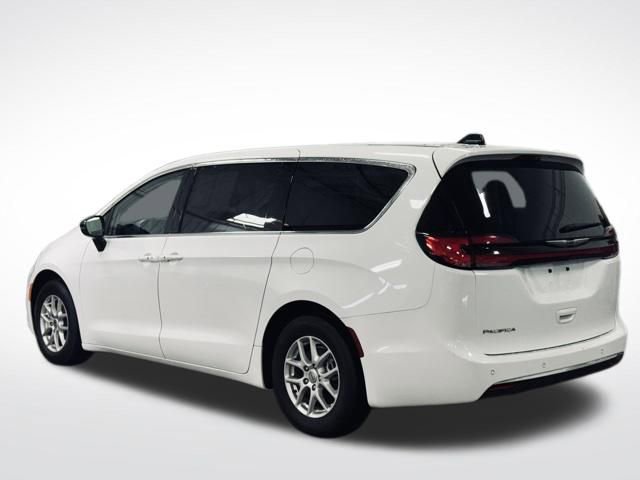 Used 2024 Chrysler Pacifica Touring-L image 9