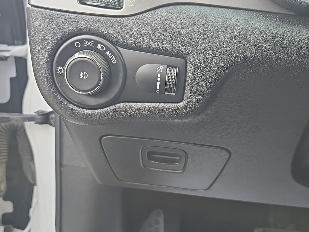 Used 2019 Jeep Cherokee Latitude w/ Cold Weather Group image 16