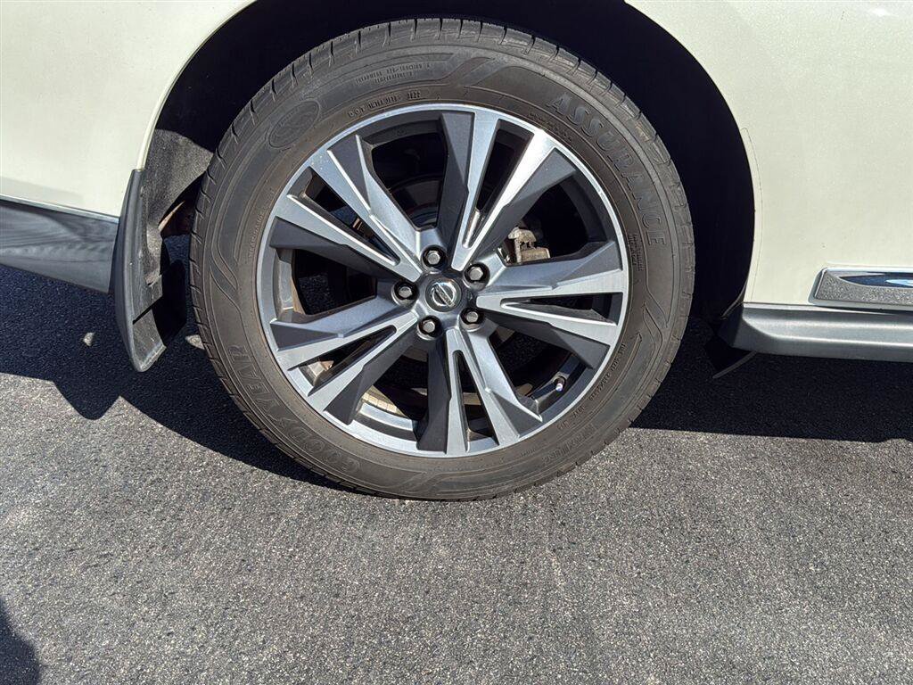 Used 2017 Nissan Pathfinder Platinum w/ Family Entertainment Package FWD image 2