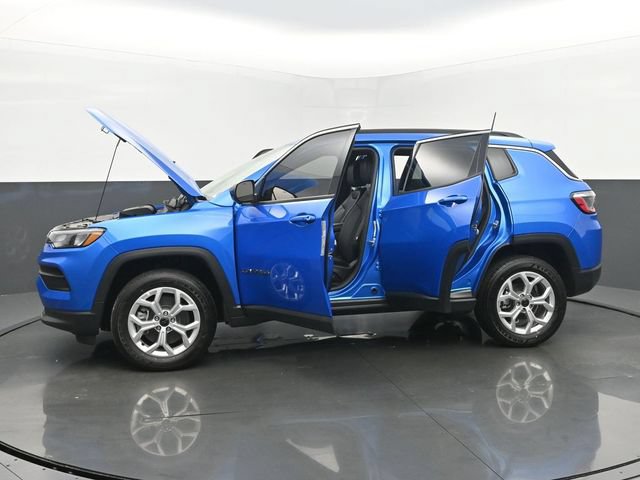 New 2025 Jeep Compass Latitude w/ Sun & Sound Group AWD/4WD image 55