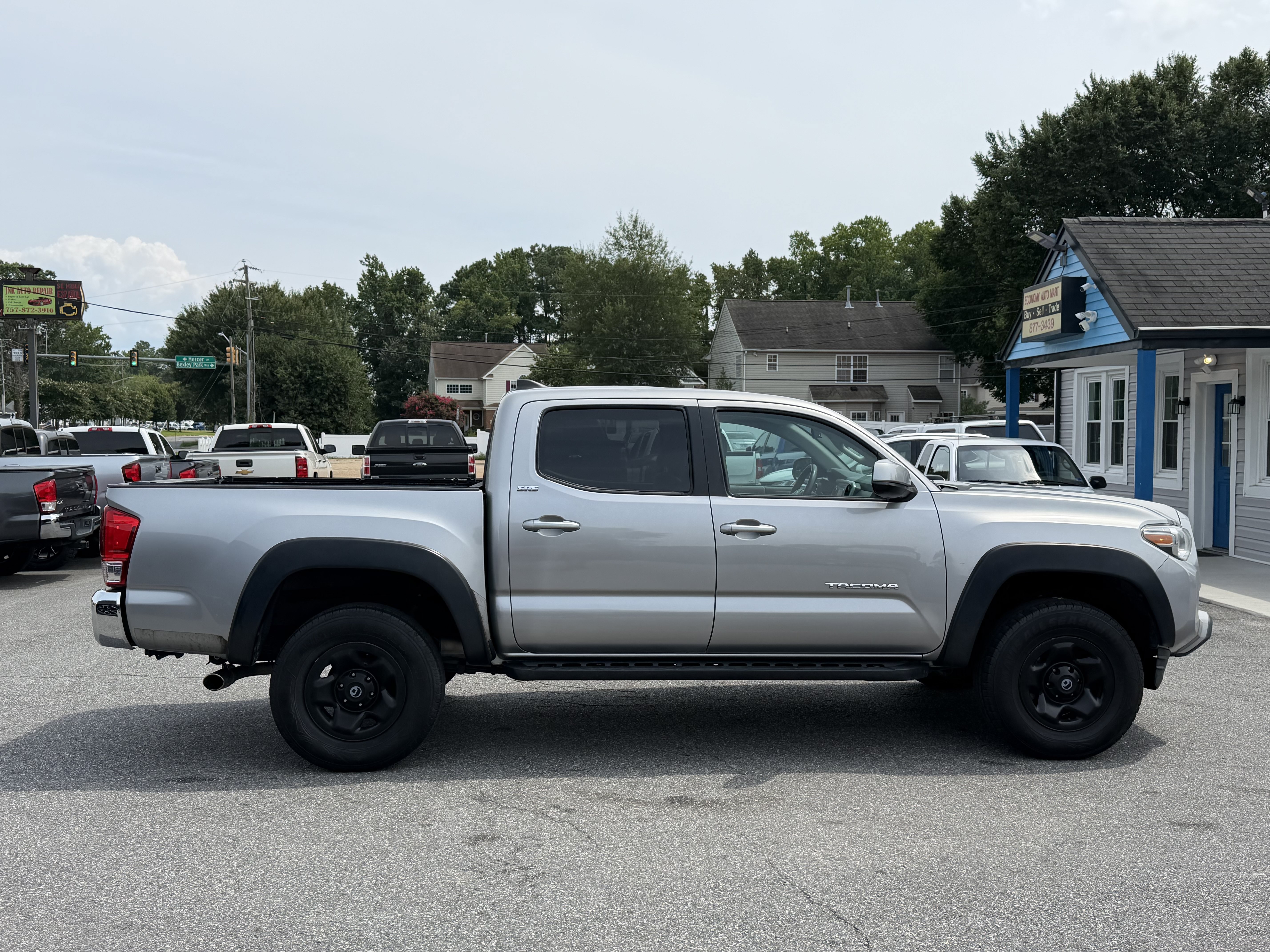 Used 2016 Toyota Tacoma SR5 w/ Towing Package RWD image 5