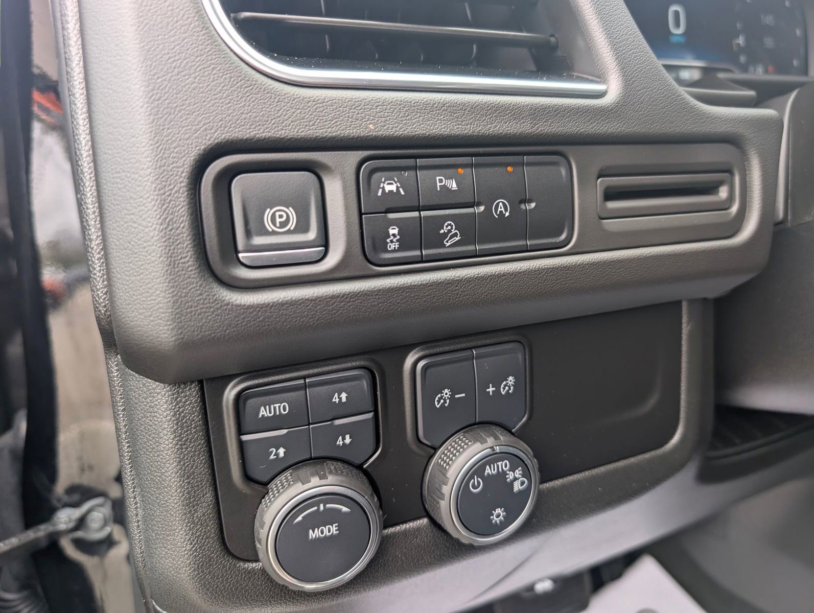 Used 2024 Chevrolet Suburban Premier AWD/4WD image 13