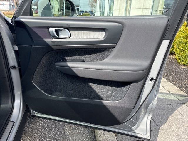 Used 2025 Volvo XC40 B5 Core image 15