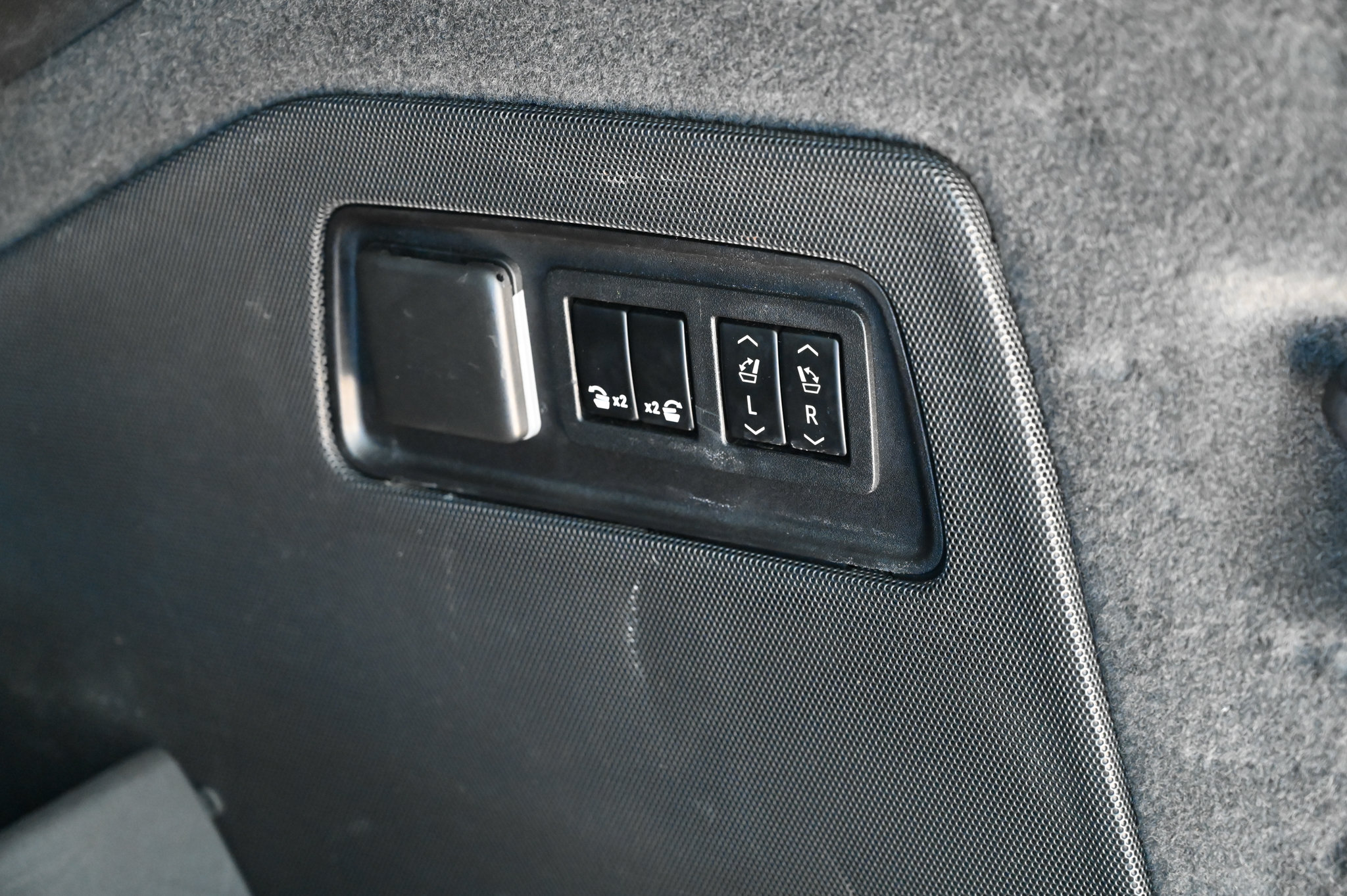 Used 2021 Cadillac Escalade ESV Premium Luxury AWD/4WD image 44