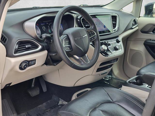 Used 2022 Chrysler Pacifica Touring-L FWD image 11