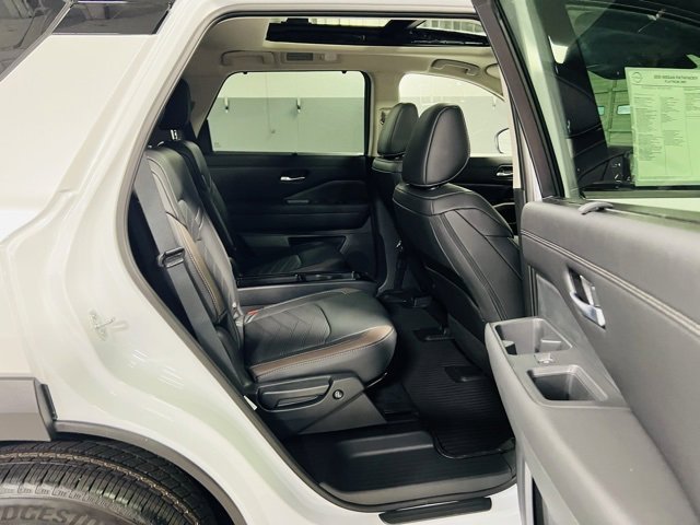 New 2025 Nissan Pathfinder Platinum image 32