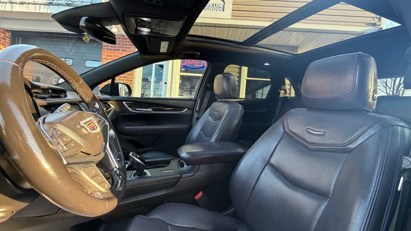 Used 2018 Cadillac XT5 Luxury w/ LPO, Black Ice Package FWD image 9