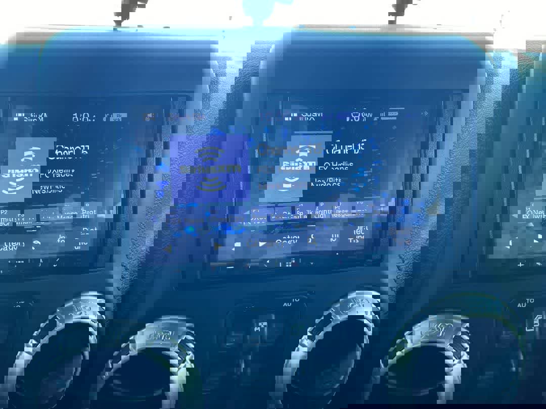 Used 2018 Jeep Wrangler Unlimited Sahara AWD/4WD image 15