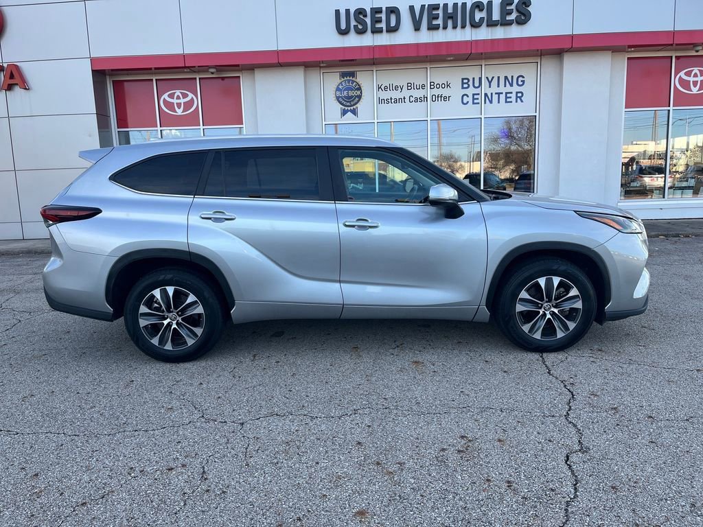 Certified 2024 Toyota Highlander XLE image 7